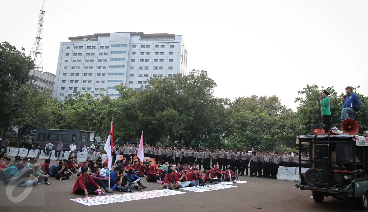 Sejumlah mahasiswa mendengarkan orasi saat menggelar aksi di depan Istana Merdeka, Jakarta, Rabu (11/11/2015). Aksi tersebut berbarengan dengan Momentum Hari Pahlawan. (Liputan6.com/Faizal Fanani)