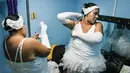 Anggota grup tari Danza Voluminosa bersiap sebelum memulai latihan di Teater Nasional di Havana, 13 Januari 2016. Grup tari ini berhasil membuktikan bahwa untuk menjadi penari tidak harus memiliki tubuh ramping.  (AFP PHOTO/ADALBERTO ROQUE)