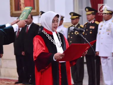 Mantan Kepala BPHN Kemenkumham, Enny Nurbaningsih membaca sumpah jabatan saat pelantikan menjadi hakim Mahkamah Konstitusi (MK) di Istana Negara, Jakarta, Senin (13/8). Enny menggantikan Maria Farida yang habis masa jabatannya. (Liputan6.com/Biropers)