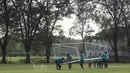 Para pemain Timnas Indonesia U-22 mengangkat gawang saat latihan di Lapangan SPH Karawaci, Tangerang, Minggu (7/5/2017). (Bola.com/Vitalis Yogi Trisna)