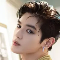 Hampir semua warna pernah digunakan oleh Taeyong. Walaupun kerap tampil nyentik, rambut warna hitam kecoklatan ini adalah warna andalan dan favorite para fans. Banyak yang bilang aura Taeyong lebih terpancar saat rambutnya berwarna gelap.(Liputan6.com/IG/@taeyongsment)
