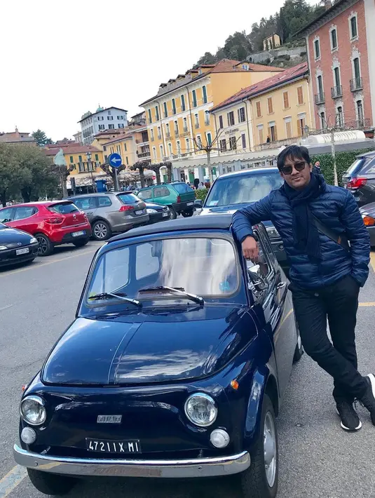 Banyak mobil antik yang Andre Taulany temui di negara Italia.Andre terlihat begitu antusias berfoto bersama mobil-mobil berukuran mini tersebut. Hal ini menjadi bukti bahwa eks vokalis Stinky benar-benar menjadi penggemar otomotif khususnya kendaraan beroda empat. (Liputan6.com/IG/@andreastaulany)