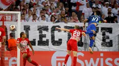Pemain West Ham United Lucas Paqueta (kanan) mencetak gol melewati pemain Freiburg Matthias Ginter (tengah) pada pertandingan sepak bola Liga Europa di Europa-Park Stadion, Freiburg, Jerman, Kamis (5/10/2023). (Philipp von Ditfurth/dpa via AP)