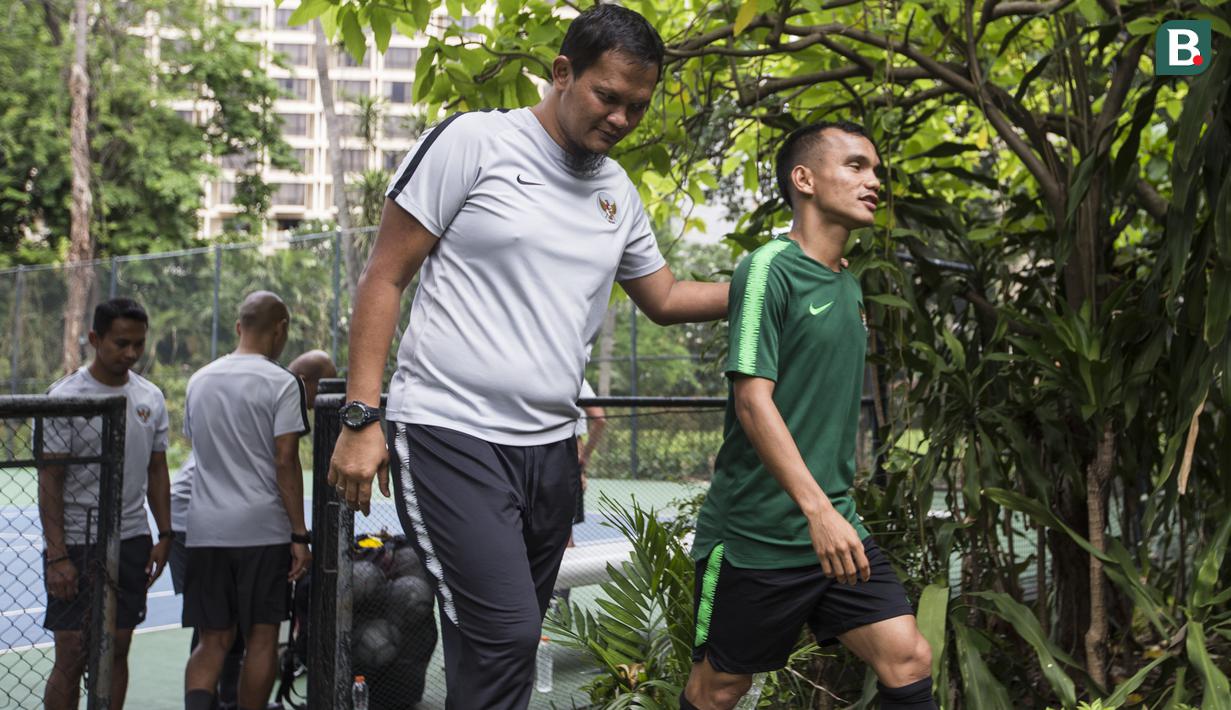 Pemain Timnas Indonesia, Riko Simanjuntak, bersama Kurnia Sandy usai latihan di Hotel Sultan, Jakarta (14/11). Latihan ini merupakan persiapan jelang laga Piala AFF 2018. (Bola.com/Vitalis Yogi Trisna)