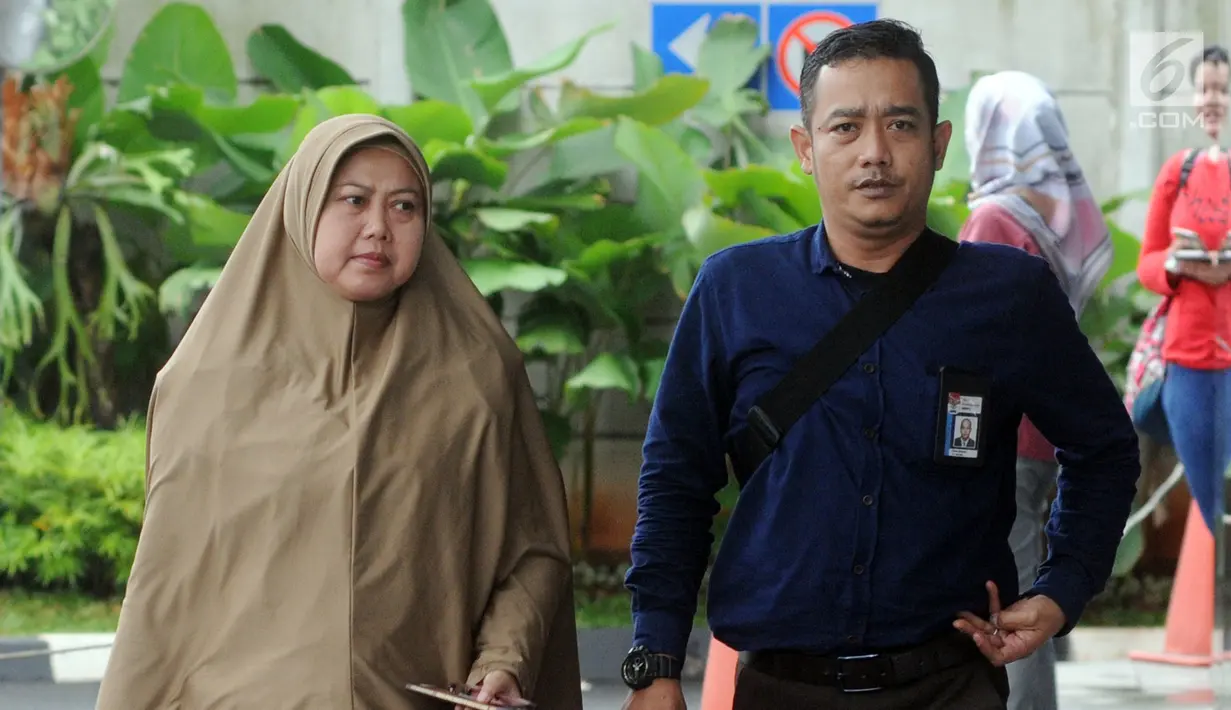 Anggota DPDR Kota Malang Sulik Lestyowati mendapat pengawalan saat kembali menjalani pemeriksaan di Gedung KPK, Jakarta, Rabu (25/4). Sulik diperiksa sebagai saksi terkait dugaan korupsi pembahasan APBD-P TA 2015 Kota Malang. (Merdeka.com/Dwi Narwoko)