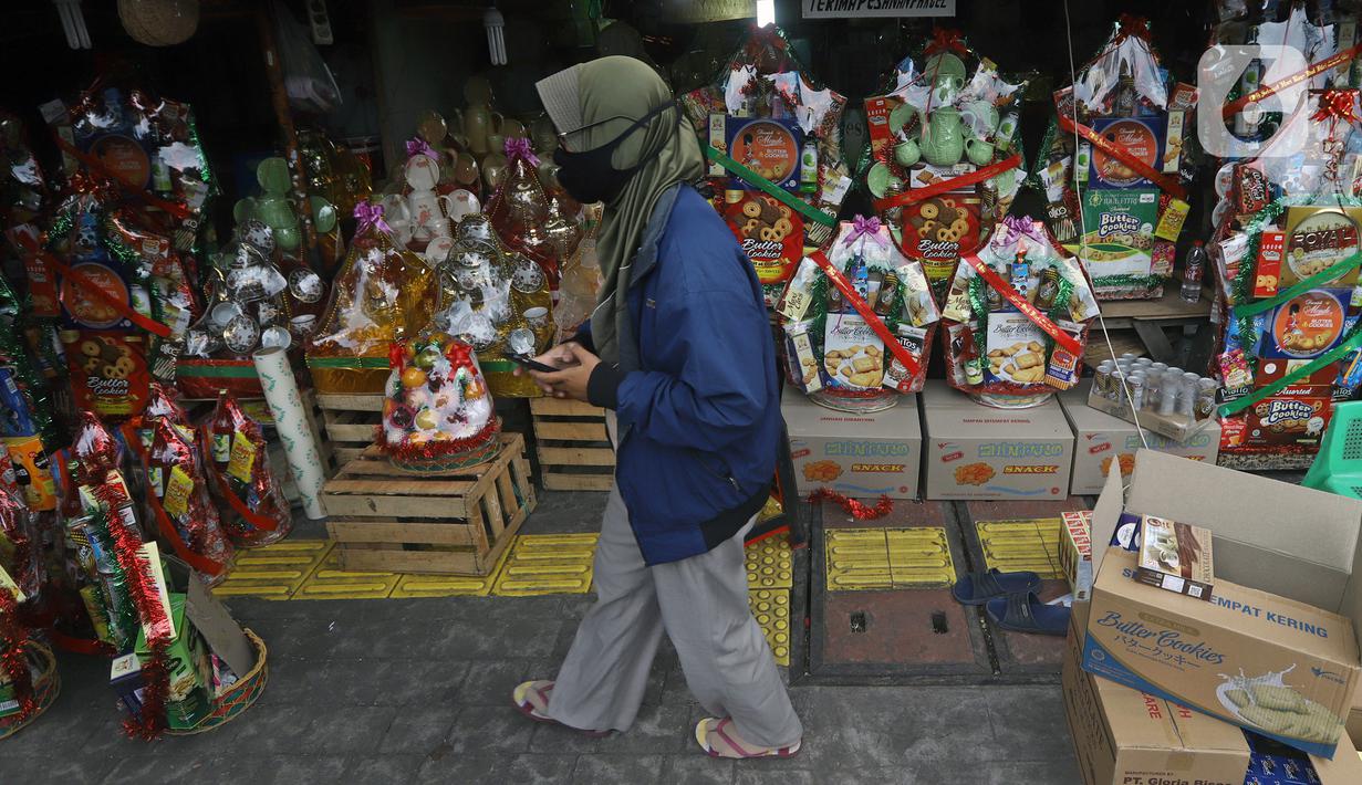 Seorang wanita berjalan melewati deretan parsel yang dijual di Barito, Jakarta, Rabu (13/5/2020). Di tengah pandemi virus corona COVID-19, para pedagang mengaku penjualan parsel Lebaran menurun hingga 80 persen dari tahun sebelumnya. (Liputan6.com/Herman Zakharia)