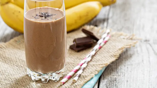 Smoothie pisang selai kacang dan cokelat