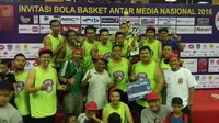Tim basket SCTV Emtek juara Invitasi Bola Basket Antarmedia Nasional (IBBAMNAS) 2016. (Liputan6.com/Thomas)