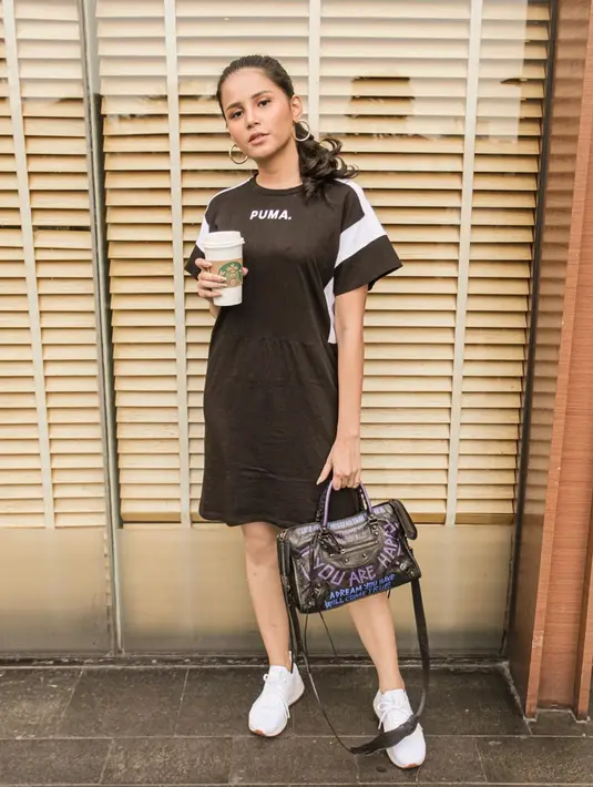 Tampil casual dan santai, gaya hangout wanita kelahiran 1994 ini bisa jadi inspirasi. Berkesan sporty, penampilannya semakin lengkap dengan sepatu kets putih.(Liputan6.com/IG/@yunitasiregar)