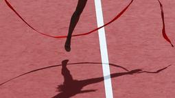 Atlet senam indah beraksi diatas sungai Seine dekat jembatan Alexandre III di Paris, (24/6/2017). Kegiatan ini sebagai bentuk promosi Paris menjadi kandidat tuan rumah Olimpiade 2024. (AFP/Geoffroy Van Der Hasselt)