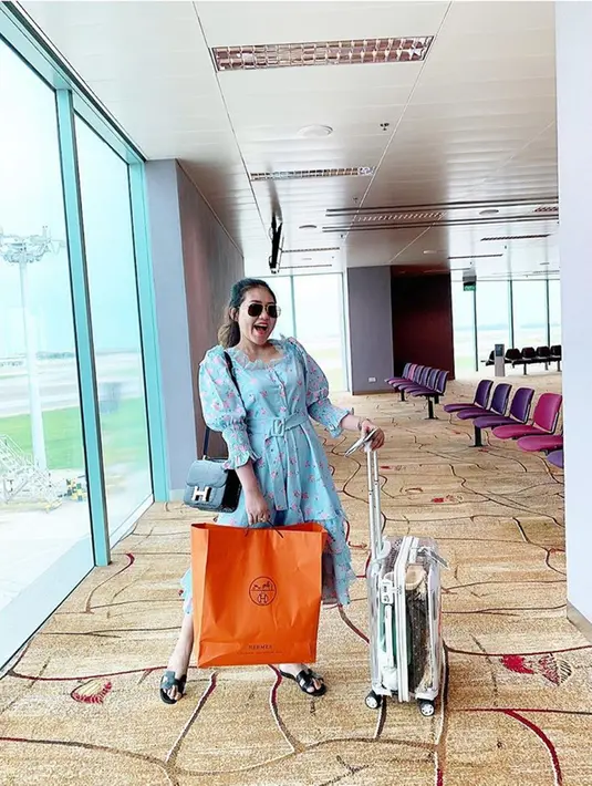 Penyanyi dandut ini memakai dress biru bermotif bunga dengan rambut hitamnya dikuncir ke belakang seolah memancarkan aura fresh dari diri Via Vallen. (Liputan6.com/IG/@viavallen)