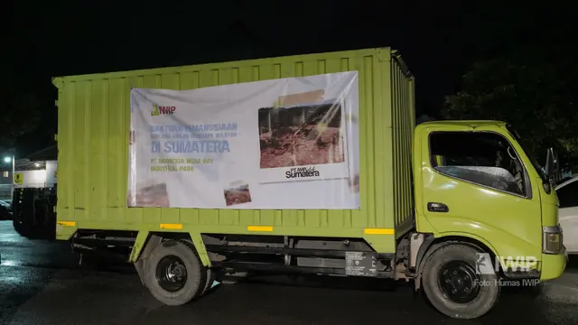 Penyerahan bantuan IWIP kepada masyarakat terdampak banjir dan longsor Sumatera di Posko BNPB Halim Perdanakusuma, Jakarta.