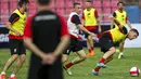 Gelandang Liverpool, James Milner berusaha merebut bola saat sesi latihan di Stadion Nasional Bangkok , Thailand, Senin (13/7/2015). Liverpool akan menggelar pertandingan persahabatan melawan tim All Stars Thailand. (REUTERS/Athit Perawongmetha)
