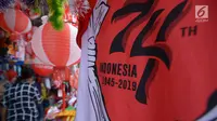 Pedagang bendera Merah Putih di kawasan Pasar Jatinegara, Jakarta, Rabu (14/8/2019). Pedagang musiman memajang beragam jenis aksesoris seperti bendera merah putih, umbul-umbul dan lambang Garuda untuk perayaan HUT ke-74 RI pada 17 Agustus 2019 mendatang. (merdeka.com/imam buhori)