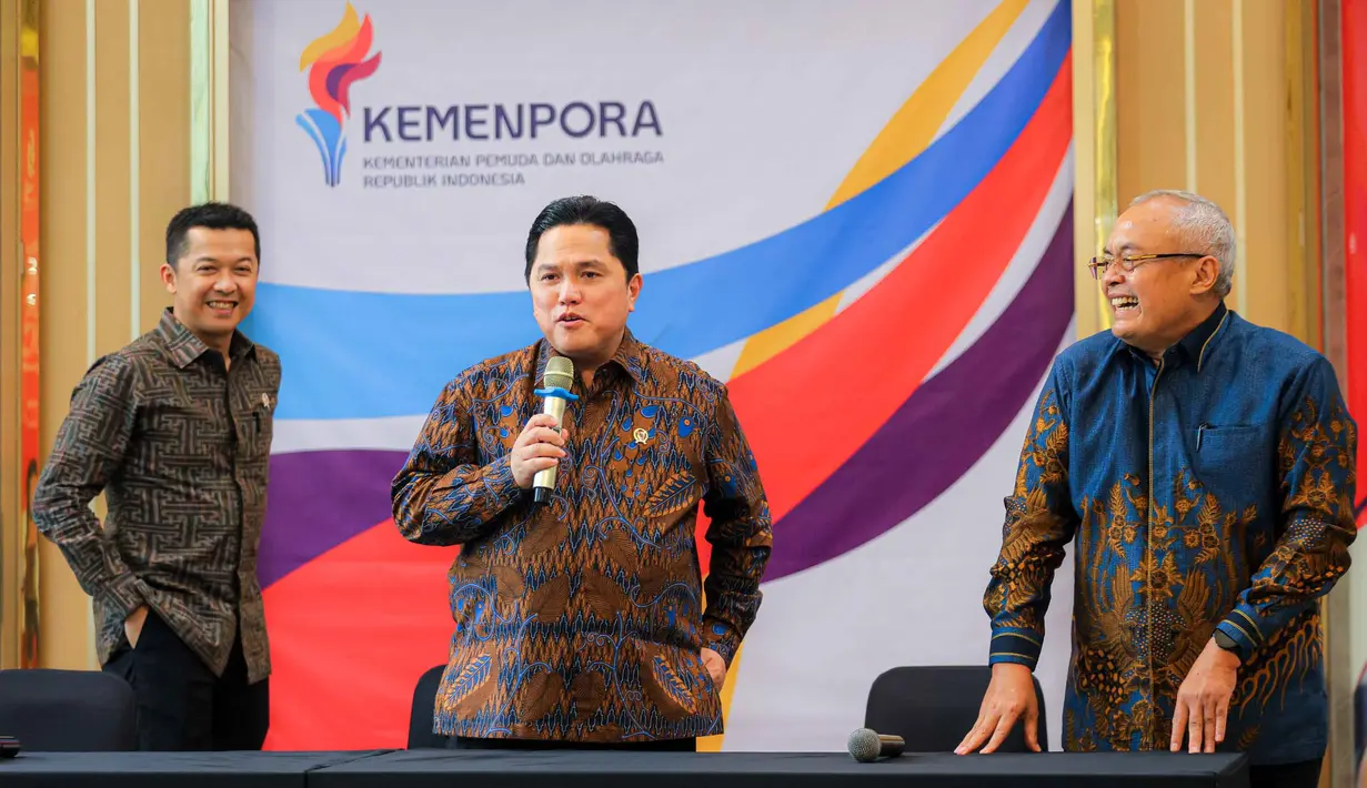 Menteri Pemuda dan Olahraga Republik Indonesia (Menpora RI), Erick Thohir (tengah) usai memberi keterangan terkait pencabutan Peraturan Menteri Pemuda dan Olahraga (Permenpora) Nomor 14 Tahun 2024 di gedung Kemenpora, Jakarta, Selasa (23/9/2025). (Bola.com/Bagaskara Lazuardi)