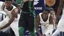 Pemain Boston Celtics, Daniel Theis (tengah) gagal menahan bola saat diadang para pemain Indiana Pacers pada lanjutan NBA basketball game di Bankers Life Fieldhouse, Indianapolis, (25/11/2017). Boston Celtics menang 108-98. (AP/Darron Cummings)