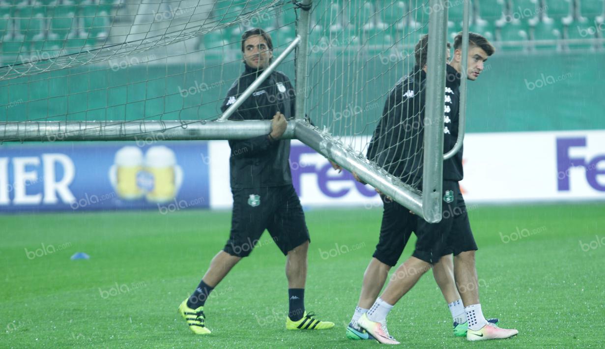 Alessandro Matri (kiri) ikut bersama-sama rekannya mengangkat gawang sebelum dimulai latihan. (Bola.com/Reza Khomaini)