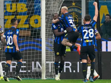 Para pemain Inter Milan melakukan selebrasi setelah pemain Juventus, Federico Gatti (kiri), mencetak gol bunuh diri saat pertandingan sepak bola Serie A di Milan, Italia, Minggu, 4 Februari 2024. (AP Photo/Antonio Calanni)