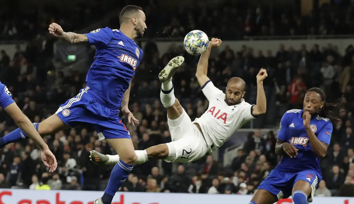 Gelandang Tottenham Hotspur, Lucas Moura (tengah) melakukan tendangan salto saat bertanding melawan  Olympiakos pada pertandingan Grup B Liga Champions di Stadion Tottenham Hotspur di London utara (26/11/2019). Tottenham menang telak 4-2 atas Olympiakos. (AP Photo/Matt Dunham)