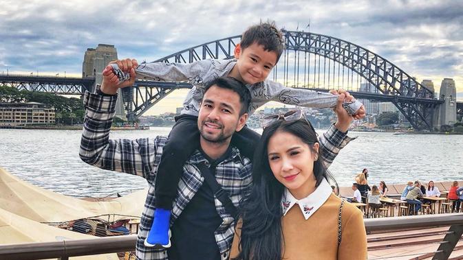 Sydney Harbour Bridge menjadi saksi harmonisnya keluarga Raffi Ahmad. Rafathar terlihat begitu bahagia menikmati suasana di Sydney, Australia. Dengan berada di pundak Raffi Ahmad, Rafathar bisa menikmati pemandangan Sydney dengan lebih jelas. (Liputan6.com/IG/@raffinagita1717)