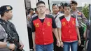 Polisi mengawal terdakwa kasus penyelundupan sabu WNA asal Taiwan saat menuju ruang sidang di PN Jakarta Selatan, Kamis (26/4). (Liputan6.com/Immanuel Antonius)