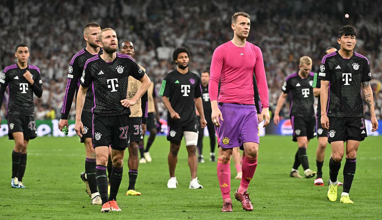 Raut kecewa para pemain Bayern Munchen setelah dikalahkan Real Madrid dalam laga leg kedua semifinal Liga Champions 2023/2024 di Santiago Bernabeu, Madrid, Spanyol, Kamis (09/05/2024) WIB. (AFP/Javier Soriano)