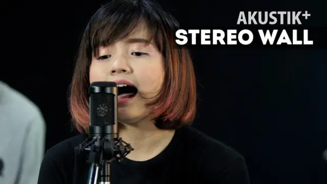 Penampilan akustik dari Stereo Wall