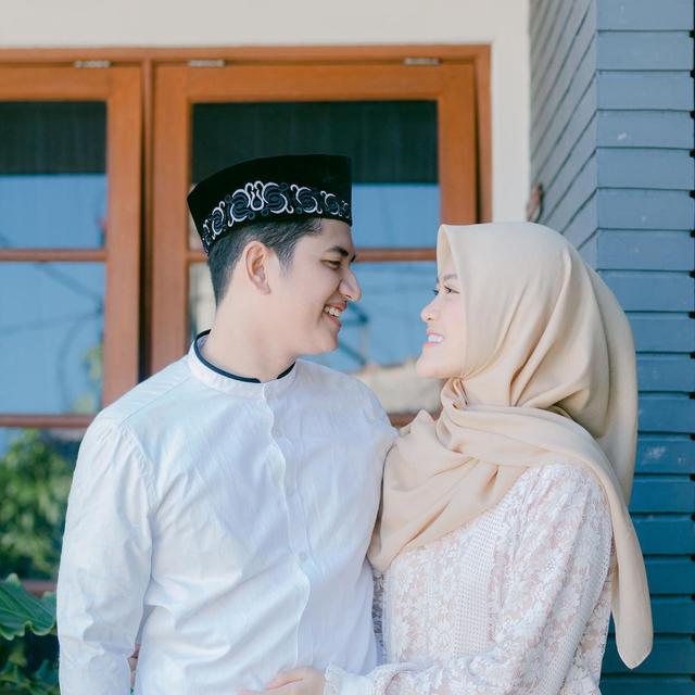 Rumah Tangga Diterpa Masalah, Ini 6 Potret Manis Zikri Daulay dan Henny Rahman