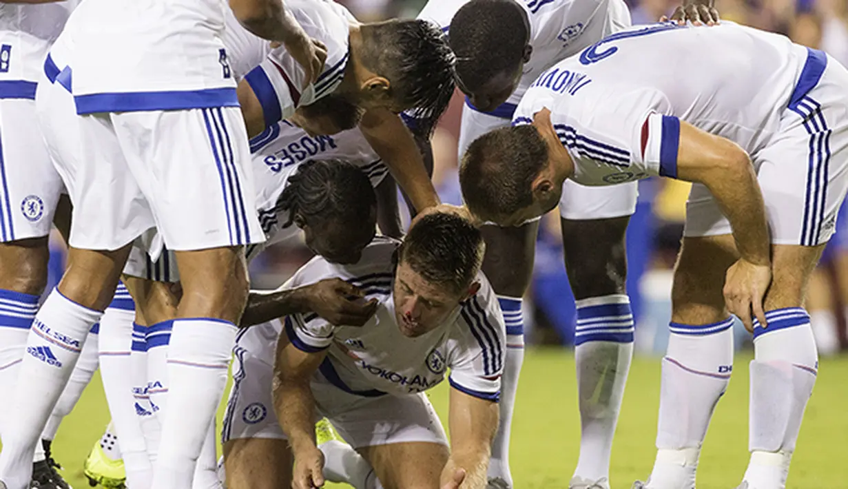 Para pemain Chelsea memperhatikan kondisi dari rekan setimnya Gary Cahill (menunduk) yang terluka akibat duel udara pada Laga International Champions Cup di FedEx Field, AS, Rabu (29/7/2015) pagi WIB. (EPA/Michael Reynolds)
