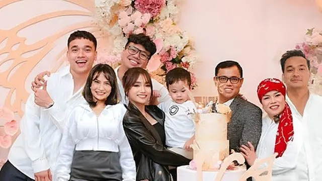 6 Foto Editan Keluarga Fuji Bareng Mendiang Vanessa Angel dan Bibi Ardiansyah