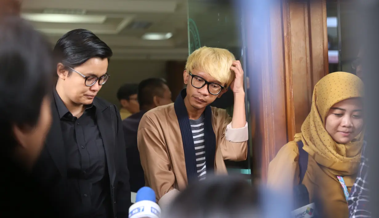 "Alhamdulillah. Udah sidang pertama. Dilanjut mediasi. Udah dilaksanakan sangat baik. Alot sih nggak. Tapi memberikan kesempatan kepada masing-masing pihak untuk memaparkan," sambung Devi kuasa hukum Aming. (Nurwahyunan/Bintang.com)