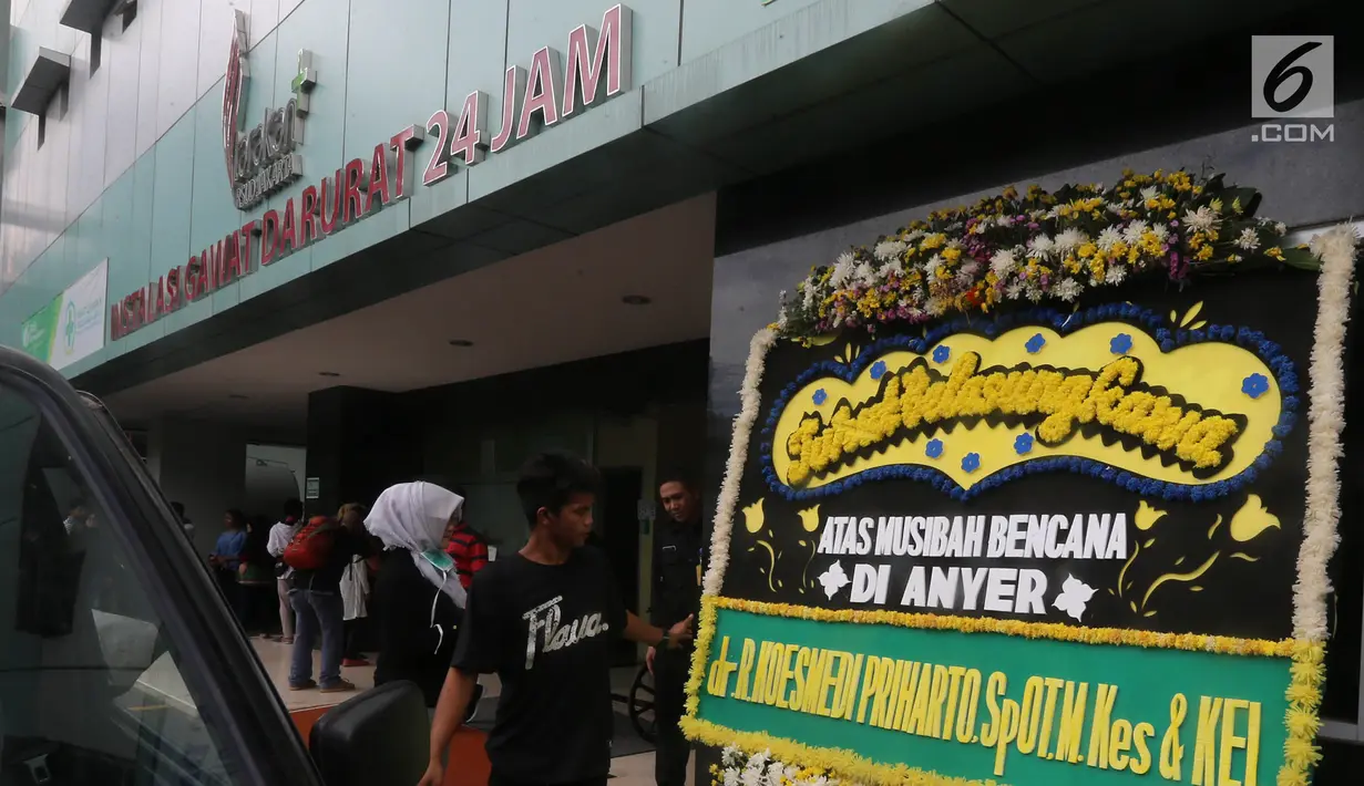 Karangan bunga menghiasi RSUD Tarakan, Jakarta, Selasa (24/12). Menurut Dirut RSUD Tarakan Dian Ekowati, para karyawan berada di Carita untuk mengikuti gathering tahunan. (Liputan6.com/Herman Zakharia)