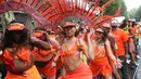 Penari karnaval menari selama parade hari pertama Karnaval Notting Hill di London barat, Minggu (26/8). 50 ribu penampil dari musisi, penari sampai anggota marching band terlibat dalam pesta tahunan terbesar di Eropa itu. (AFP/Daniel LEAL-OLIVAS)