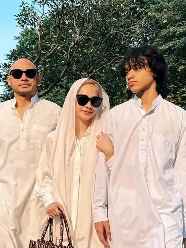 Model Sandal Jepit Keluarga BCL saat Rayakan Idul Adha 2025