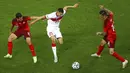 Pemain Turki Mert Muldur (tengah) mencoba mempertahankan bola dari rebutan pemain Swiss Remo Freuler (kiri) dan Steven Zuber pada pertandingan Grup A Euro 2020 di Stadion Olimpiade Baku, Baku, Azerbaijan, Minggu (20/6/2021). Swiss menang 3-1. (Naomi Baker/Pool via AP)