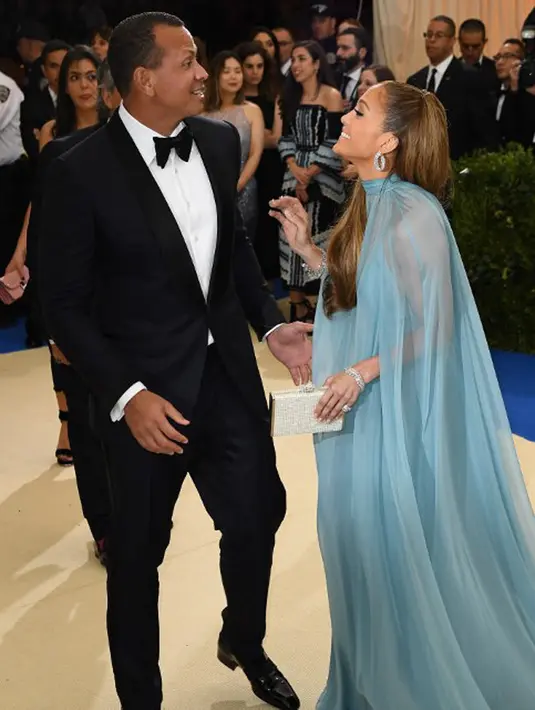 Melansir US Magazine, JLo yang ditanya soal hari ayah nanti apakah ia akan  merayakannya dengan Marc juga, ia pun menjawab dengan satu kata, yakni ‘Mungkin’. Jlo juga tak menampik jika itu benar  terjadi. (AFP/Bintang.com)