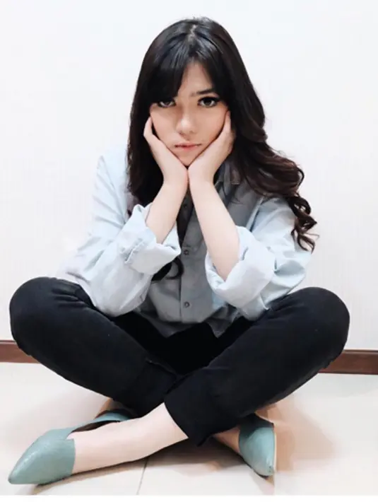 Pelantun lagu ‘Tetap Dalam Jiwa’ sempat dilemma memilih warna rambut yang akan dicoba olehnya. (via instagram/@isyanasarasvati)