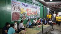 Potret Menpora Makan Lesehan di Pinggir Jalan Bareng Peraih Emas Paralimpiade