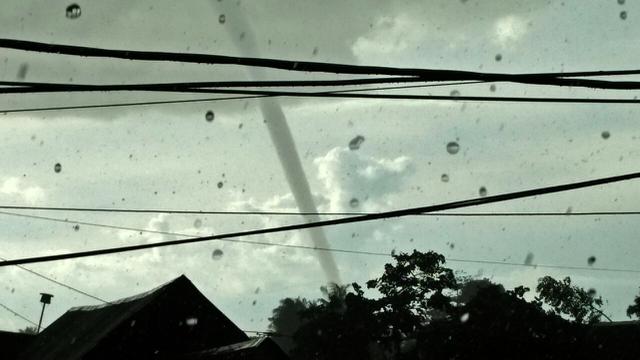 Hujan es dan belalai air