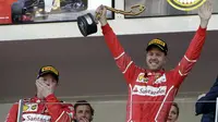 Pebalap Ferrari, Sebastian Vettel (kanan), melakukan selebrasi di podium bersama rekan setimnya, Kimi Raikkonen, setelah memenangi balapan F1 GP Monako, Minggu (28/5/2017). (AP Photo/Claude Paris)