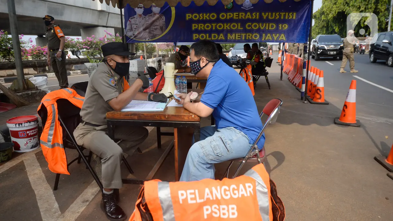 Suasana Operasi Yustisi Protokol Covid-19 Saat PSBB Jakarta