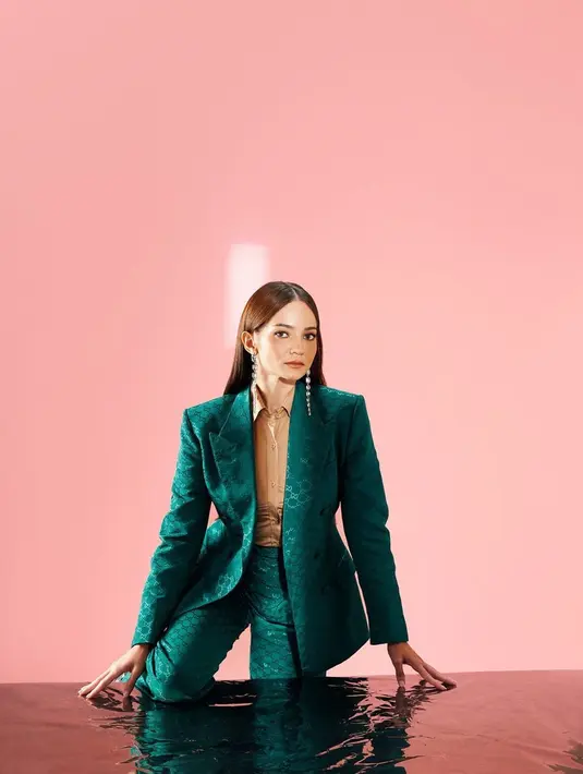 <p>Tampilan formal dengan blazer ala Enzy Storia juga menarik untuk ditiru. Di sini Enzy Storia membawakan tampilan ala orang kantoran dengan kemeja cokelat yang ditumpuknya dengan blazer hijau, seragam dengan celana panjangnya. Foto: Instagram.</p>