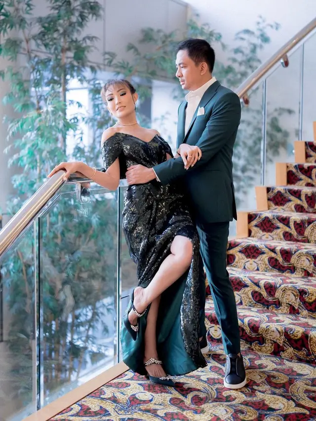 Potret Kompak Ayu Dewi dan Regi Datau Rayakan 10 Tahun Pernikahan, Mulai Kenakan Gaun Klasik hingga Adat Jawa