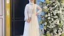 Cocok untuk kondangan, kombinasi lace outer dengan tutu skirt ala beauty vlogger Fatya Biya ini bisa jadi inspirasi. (Instagram/fatyabiya).