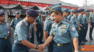 Citizen6, Tanjung Priok: Pangkolinlamil, Laksamana Muda TNI S.M. Darojatim menyalami para Kasatker dan para komandan unsur usai melaksanakan kegiatan apel khusus di Dermaga Kolinlamil, Tanjung Priok, Jakarta, Senin (13/8). (Pengirim: Dispenkolinlamil)