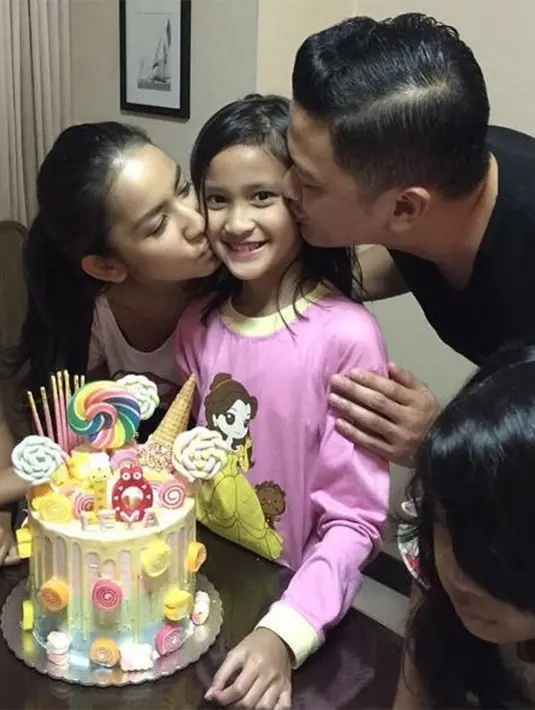 Air mata ibu Deswita Maharani menetes ketika saksi mengucapkan kata sah. Ferry mendekati mertuanya dan membisikkan kalimat sudah resmi menikah. Tak beberapa lama, ibunda Wita menghembuskan napas terakhirnya. Saat pukul 20.30 WIB, 15 Januari 2012. 