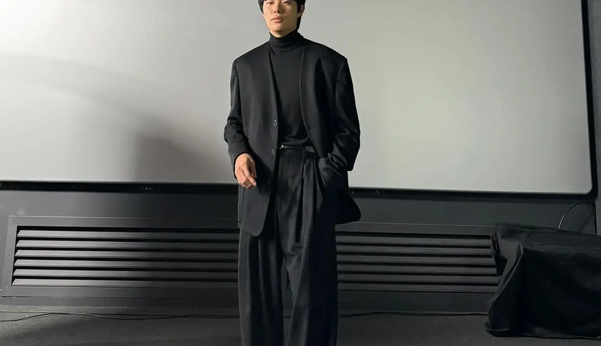 Ryu Jun Yeol dalam balutan outfit serba hitam. Ia mengenakan turtleneck, ditumpuknya dengan setelan blazer dan celana panjang, serta sepatu yang semuanya berwarnanya hitam. [Foto: Instagram/ryusdb]
