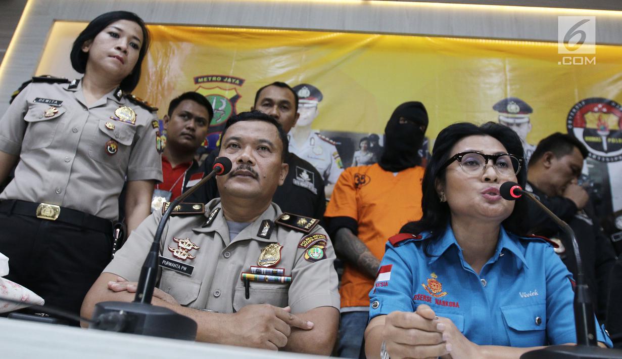 Kasat Narkoba, Kompol Vivick Tjangkung saat jumpa pers terkait kepemilikan psikotropika oleh Aktor Tora Sudiro di Mapolres Jakarta Selatan, Jumat (04/08). Polisi menyita barang bukti obat dumolid sebanyak 30 butir. (Liputan6.com/Herman Zakharia)