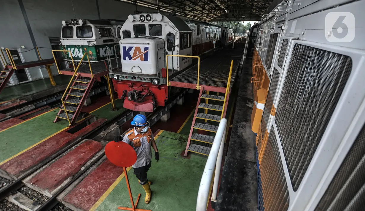 Aktivitas petugas saat melakukan perawatan rutin lokomotif di Depo Kereta Cipinang, Jakarta, Kamis (29/4/2021). Kemudian seluruh bagian seperti sistem angin, diesel, elektrik dan mekanik harus dicek dan diperbaiki secara berkala. (merdeka.com/Iqbal S. Nugroho)