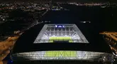 Foto udara yang memperlihatkan para penggemar di dalam stadion baru Everton, Bramley Moore Dock, selama pertandingan uji coba persahabatan antara Everton U18 melawan Wigan U18 di Liverpool, Inggris, Senin (17/02/2025) waktu setempat. (AFP/Paul Ellis)